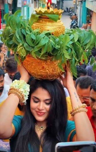 జాతిరత్నాలు’ ఫేమ్ హీరోయిన్ ఫరియా అబ్దుల్లా భావోద్వేగానికి గురయ్యారు. తన తండ్రి ఇస్లాంపై నమ్మకంతో ఆ మతాన్ని స్వీకరించారని, తాను కూడా ఇస్లాం గురించి మంచి విషయాలు చెబుతుంటానని తెలిపారు. తన తల్లి చెప్పిన “అల్లా అన్నింటా ఉంటారు” అనే మాటలను గుర్తుచేసుకుంటూ కన్నీళ్లు పెట్టుకున్నారు. తనను ద్వేషించే వారిని కూడా ప్రేమిస్తానని ఫరియా చెప్పారు. ఇటీవల బోనాల ఉత్సవాల్లో పాల్గొనడంపై వచ్చిన విమర్శల నేపథ్యంలో ఆమె చేసిన వ్యాఖ్యలు చర్చనీయాంశంగా మారాయి.