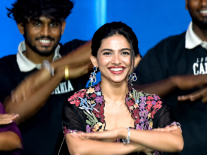 యువ నటి మమితా బైజు మరోసారి తన ఎనర్జిటిక్ డ్యాన్స్‌తో అభిమానులను ఆకట్టుకున్నారు. ఇటీవల జరిగిన ఆడియో లాంచ్ కార్యక్రమంలో ఆమె వేసిన స్టెప్పులు సోషల్ మీడియాలో వైరల్‌గా మారాయి. స్టేజ్‌పై ఉత్సాహంగా డ్యాన్స్ చేసిన మమితాకు ప్రేక్షకుల నుంచి భారీ చప్పట్లు, హర్షధ్వానాలు లభించాయి. ఈ వీడియోలు సోషల్ మీడియాలో వేగంగా వైరల్ అవుతుండగా, అభిమానులు ఆమె డ్యాన్స్ ఎనర్జీ, స్టేజ్ ప్రెజెన్స్‌ను ప్రశంసిస్తున్నారు. ప్రస్తుతం మమితా బైజు పలు ప్రతిష్ఠాత్మక చిత్రాలతో బిజీగా ఉండగా, ఆమె నటించిన 'Vishwanath & Sons' చిత్రం త్వరలో ప్రేక్షకుల ముందుకు రానుంది.